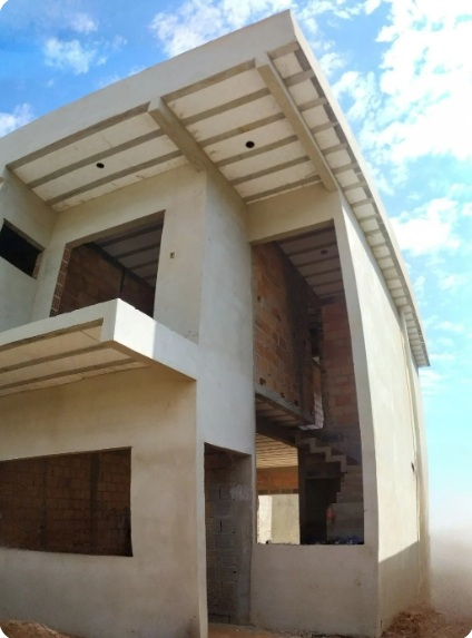 Fachada Alta em Construção